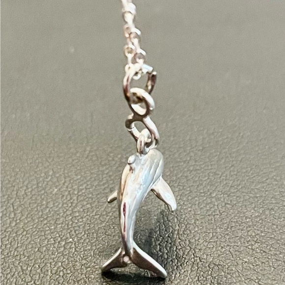 Stamped 925  30”silver chain with stamped dolphin pendant. With wood inlay box - Picture 2 of 7